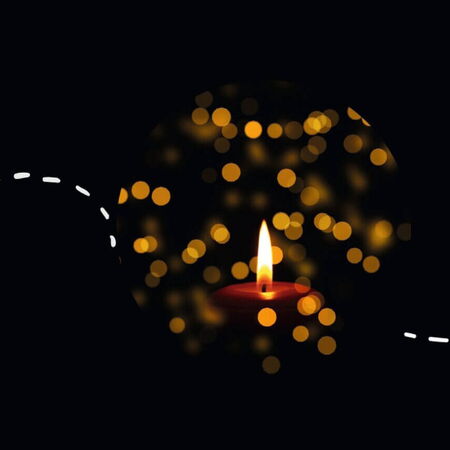 Eine rote Kerze leuchtet in der Dunkelheit, umgeben von goldenen Lichtern und einer gezeichneten weißen Taube.