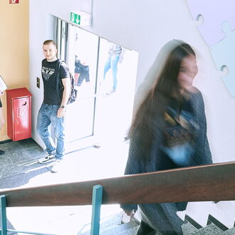 Zwei junge Männer in einem Arbeitsraum