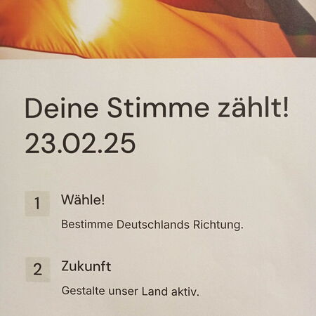 Ein Wahlplakat mit der Botschaft "Deine Stimme zählt!" fordert zur aktiven Teilnahme an der Wahl am 23.02.25 auf.