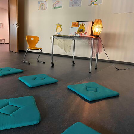 Ein Klassenzimmer in der Grundschule Flugfeld ist mit Kissen und Zeichnungen für eine kreative Zauberzelt-Aktivität vorbereitet.