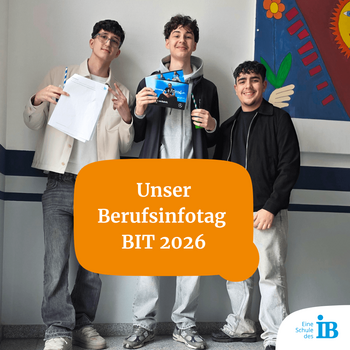 Drei Schüler zeigen stolz ihre Unterlagen und Präsentationen am Berufsinformationstag BIT 2026 in der Schule.