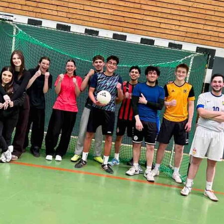 Eine Gruppe junger Sportler posiert lächelnd vor einem Tor beim Ausflugs- und Sporttag in Altbach.