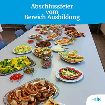 Vielfältiges Buffet zur Abschlussfeier des Ausbildungsbereichs mit frischen Speisen und Snacks auf einem langen Tisch.