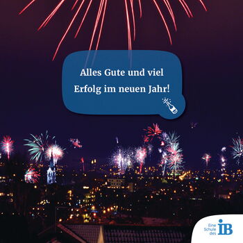 Ein buntes Feuerwerk erhellt den Nachthimmel über einer Stadt mit Neujahrsgrüßen in einer Sprechblase.