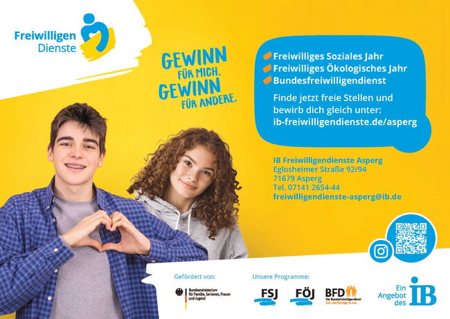 Zwei junge Menschen posieren fröhlich vor einem Plakat der Freiwilligendienste mit dem Slogan "Gewinn für mich, Gewinn für andere".