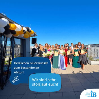 Herzlichen Glückwunsch zum bestandenen Abitur! - Wir sind sehr stolz auf Euch! - Abiturjahrgangsbild