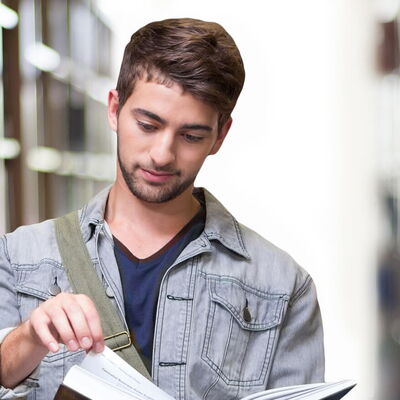 Schüler blättert in einem Buch