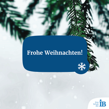 Ein Tannenzweig mit einem blauen Sprechblasen-Design wünscht "Frohe Weihnachten" vor einem winterlichen Hintergrund.