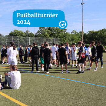 Jugendliche versammeln sich auf einem Sportplatz für ein Fußballturnier im Jahr 2024.