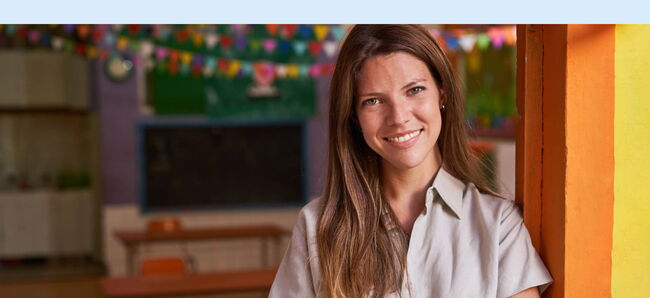 Eine Erzieherin/Lehrerin im Hintergrund Klassenzimmer