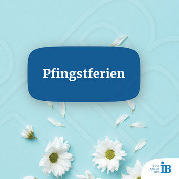 Der Text „Pfingstferien“ steht auf einem blauen Hintergrund mit weißen Blumen und blauen Akzenten.