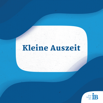 Blaue Grafik mit dem Text „Kleine Auszeit“ für eine entspannende Atmosphäre. | © IB