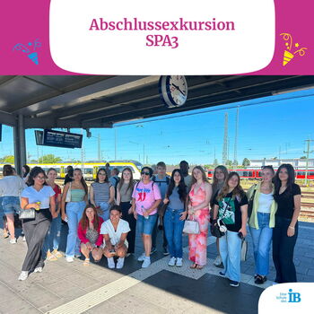 Schülergruppe beim Warten auf den Zug während der Abschluss-exkursion SPA3 in Stuttgart.