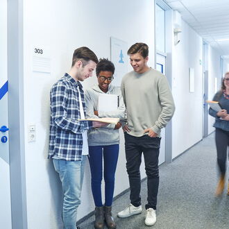 Zwei junge Männer in einem Arbeitsraum