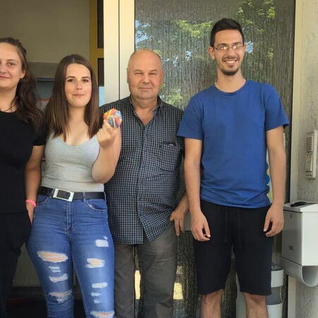 Schüler:innen mit einem Lehrer vor dem Eingang der IB Ehingen