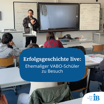 Ein ehemaliger VABO-Schüler erzählt begeistert seine Erfolgsgeschichte vor einer Gruppe von Schülern in einem Klassenzimmer.
