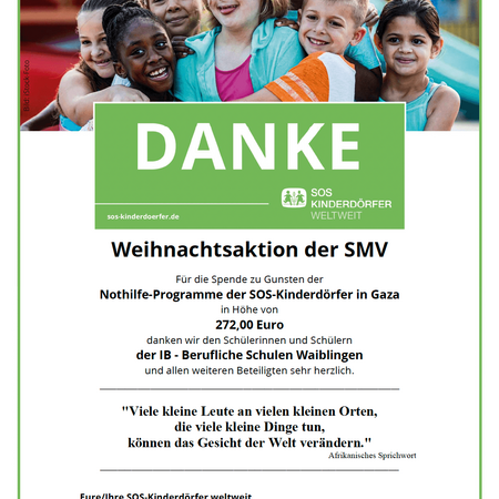 Kinder verschiedener Herkunft lächeln zusammen auf einem Dankesplakat für eine Spende an SOS-Kinderdörfer.