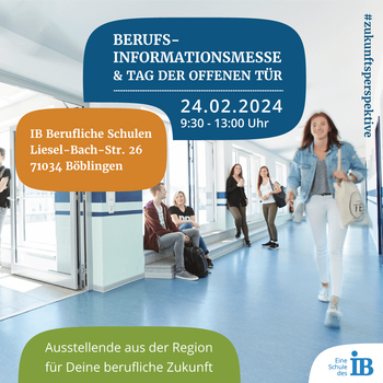 Eine Gruppe junger Menschen unterhält sich fröhlich in einem Flur bei einer Berufsinformationsmesse in Böblingen.