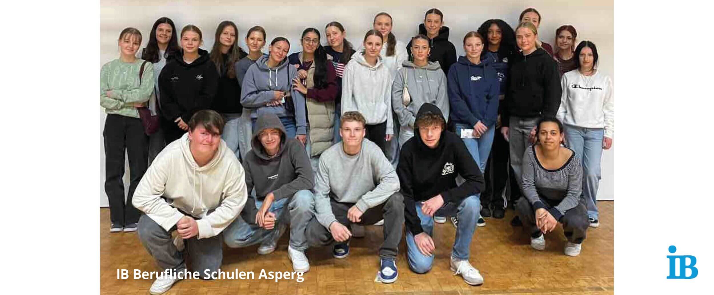 Eine Gruppe junger Leute posiert lächelnd für ein Gruppenfoto bei den Kennenlerntagen der Beruflichen Schulen Asperg.