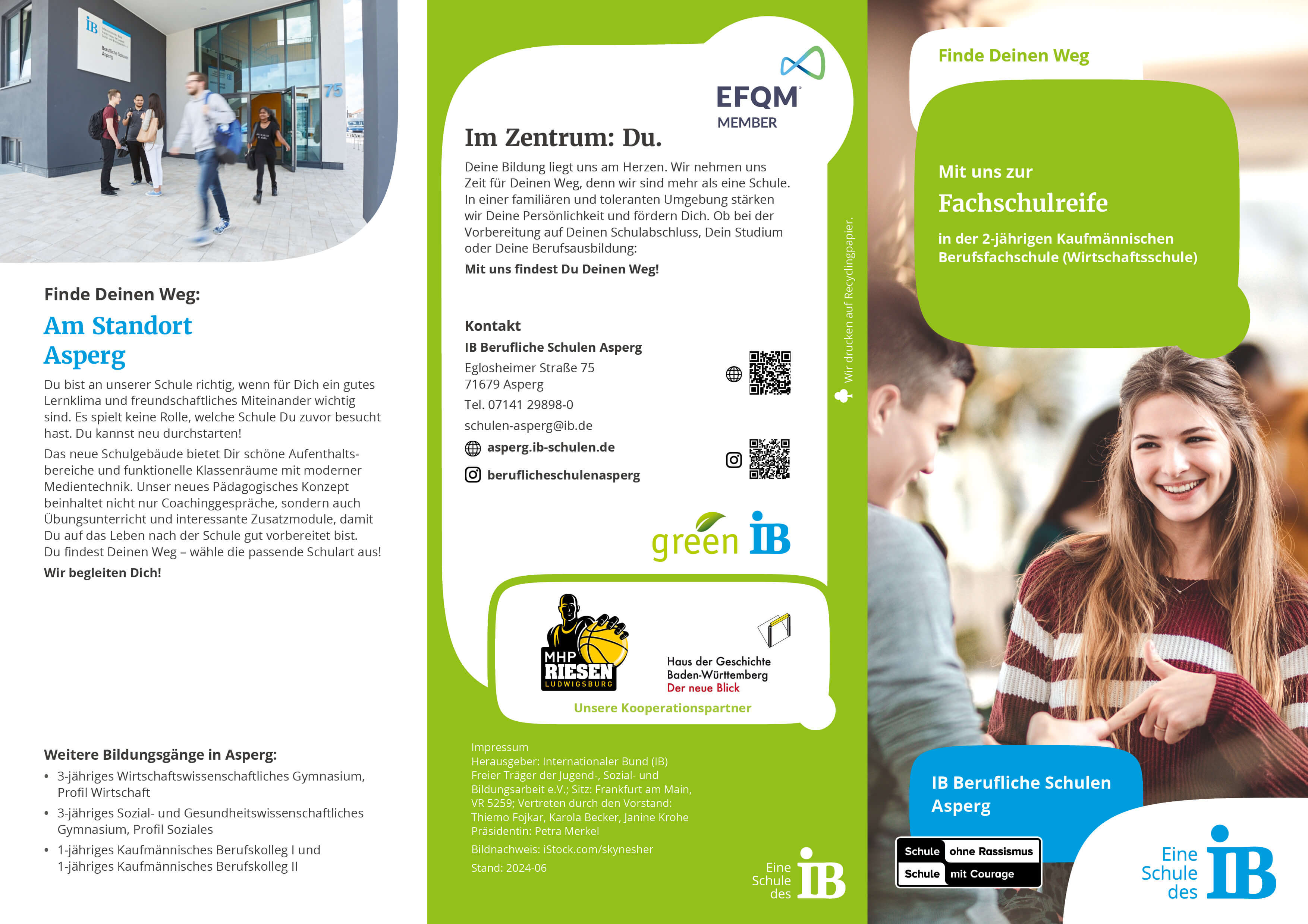 Ein Flyer präsentiert die IB Berufliche Schulen Asperg mit einem fröhlichen jungen Menschen im Vordergrund.