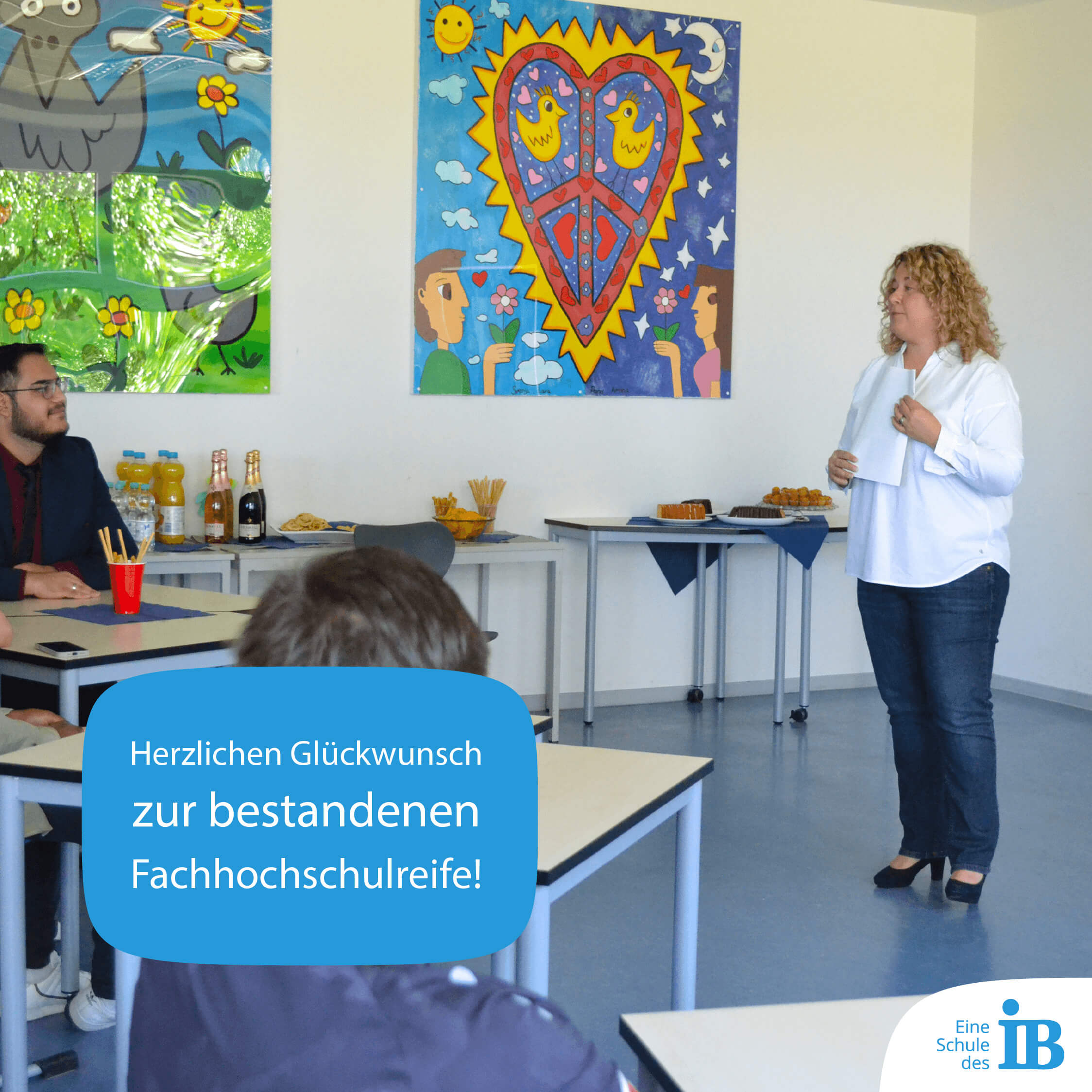 Herzlichen Glückwunsch zur bestandenen Fachhochschulreife! - Lehrerin vor einer Klasse, im Hintergrund Knallereien und Getränke