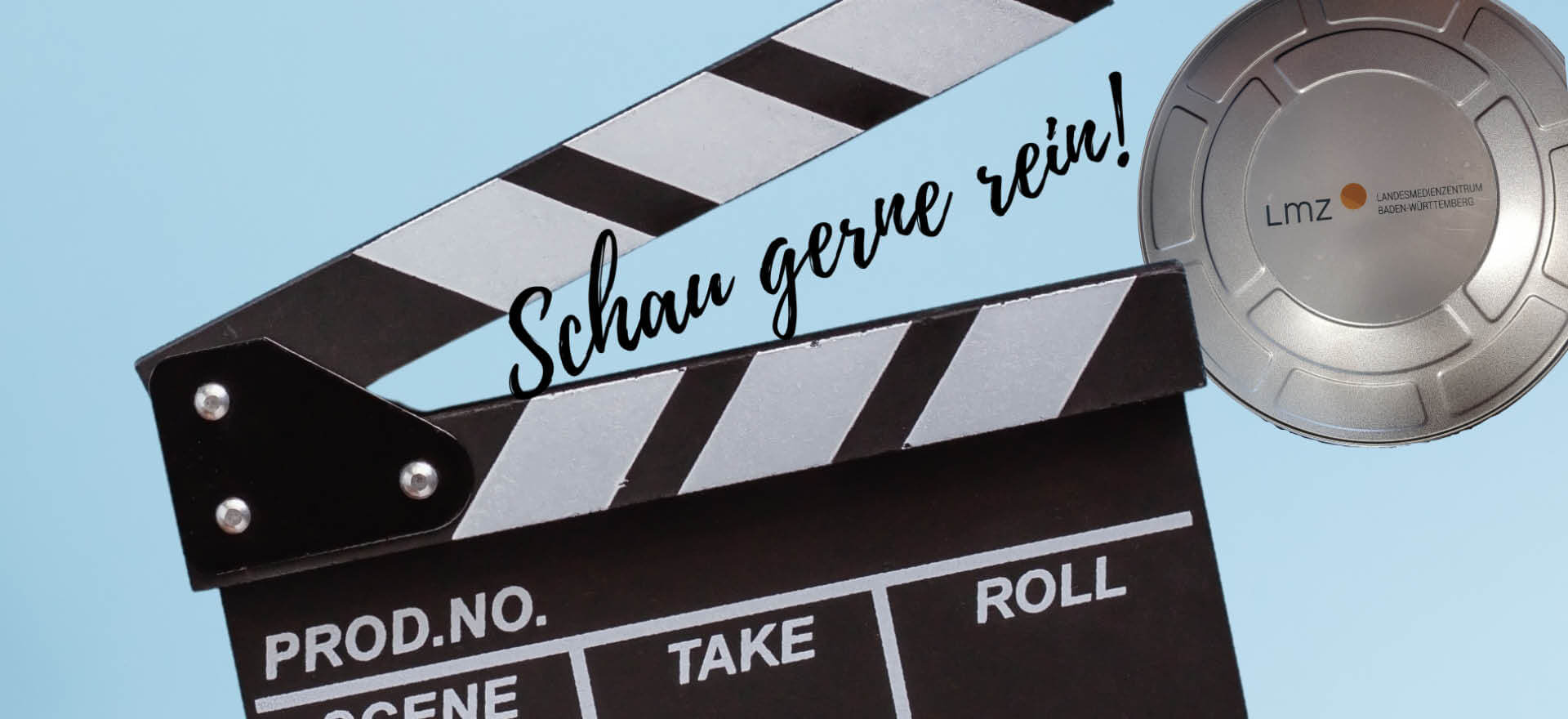 Eine Filmklappe mit dem Schriftzug "Schau gerne rein!" und eine Filmrolle mit dem LMZ-Logo vor blauem Hintergrund.