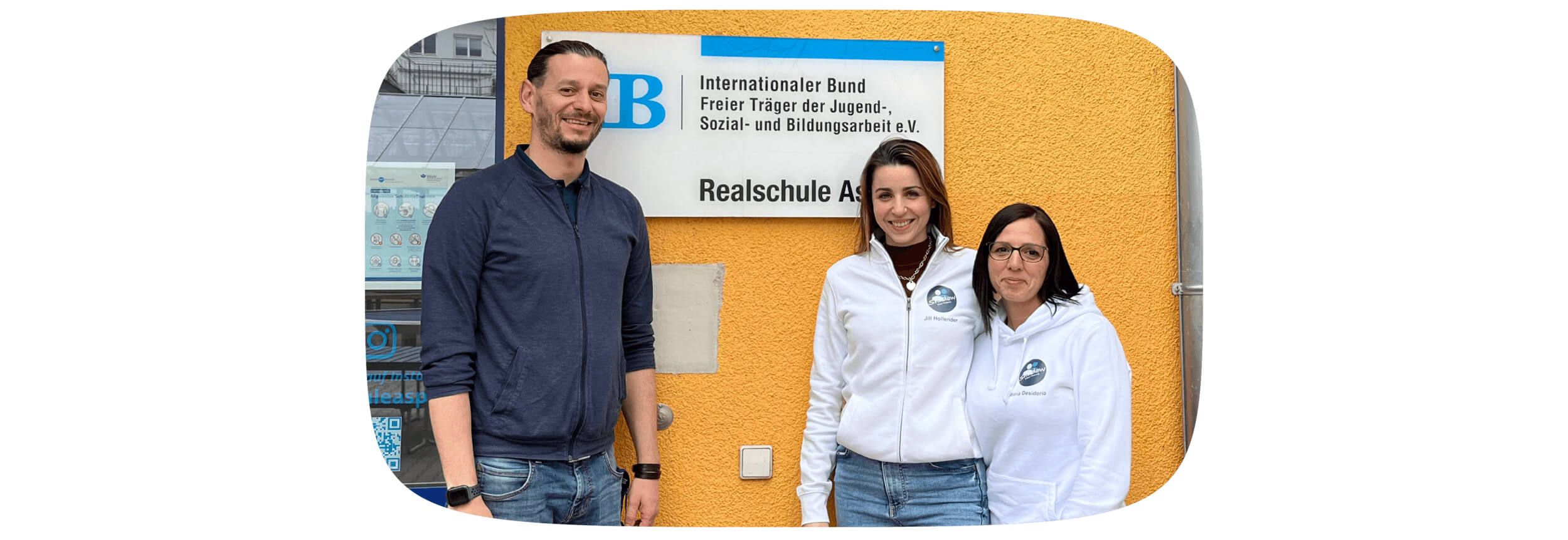 Lehrer und zwei Lehrerinnen vor dem Eingang der IB Realschule Asperg