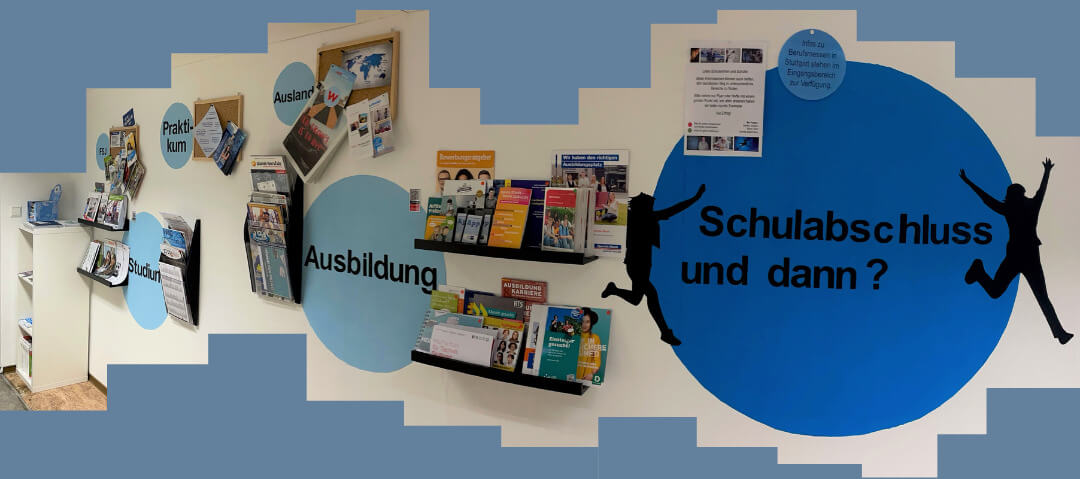Eine Wand mit Infomaterialien zur Berufsorientierung zeigt Themen wie Praktikum, Studium und Ausbildung.