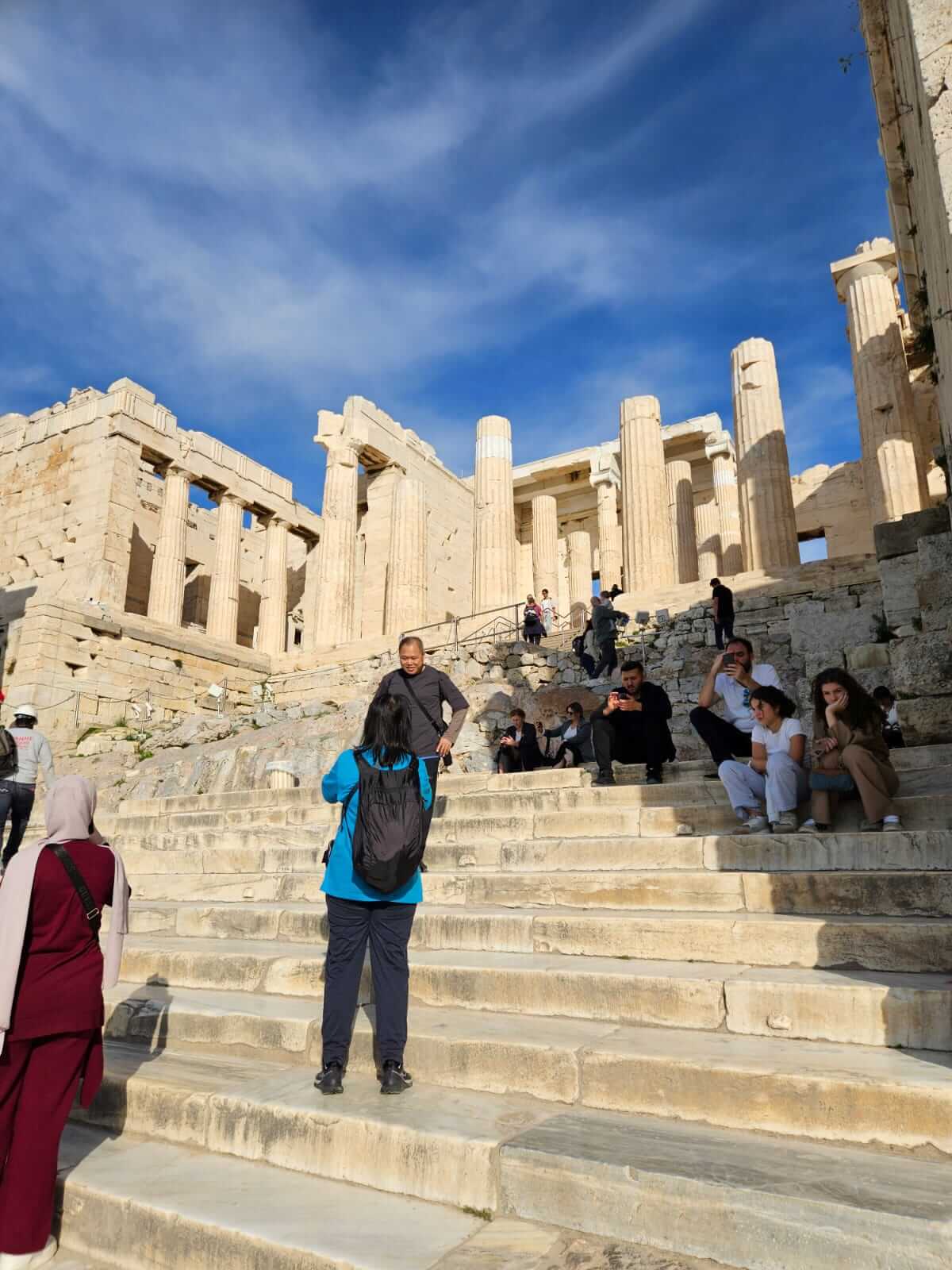 Touristen erkunden die antiken Ruinen mit beeindruckenden Säulen bei sonnigem Wetter im November 2025.
