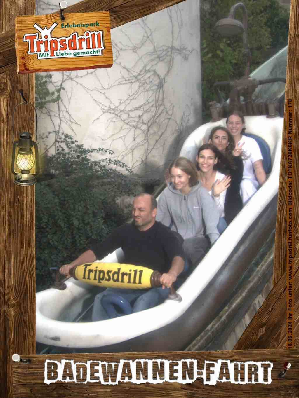 Eine Gruppe von Menschen genießt die Badewannen-Fahrt im Erlebnispark Tripsdrill.
