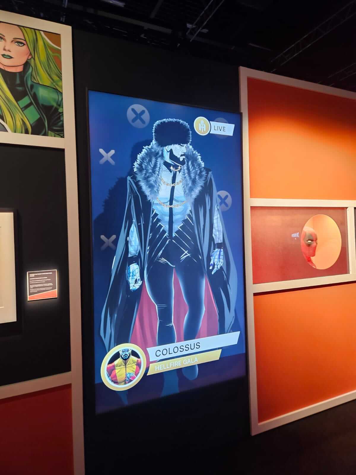 Auf einem Bildschirm wird ein stilisiertes Bild von "Colossus" mit Pelzumhang bei der Hellfire Gala gezeigt.